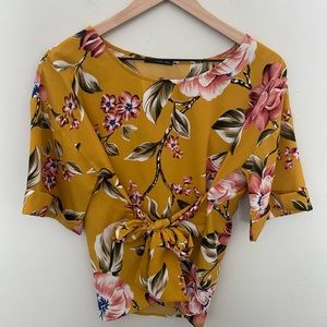 West Kei Size M Tie-Front Short Sleeve Top